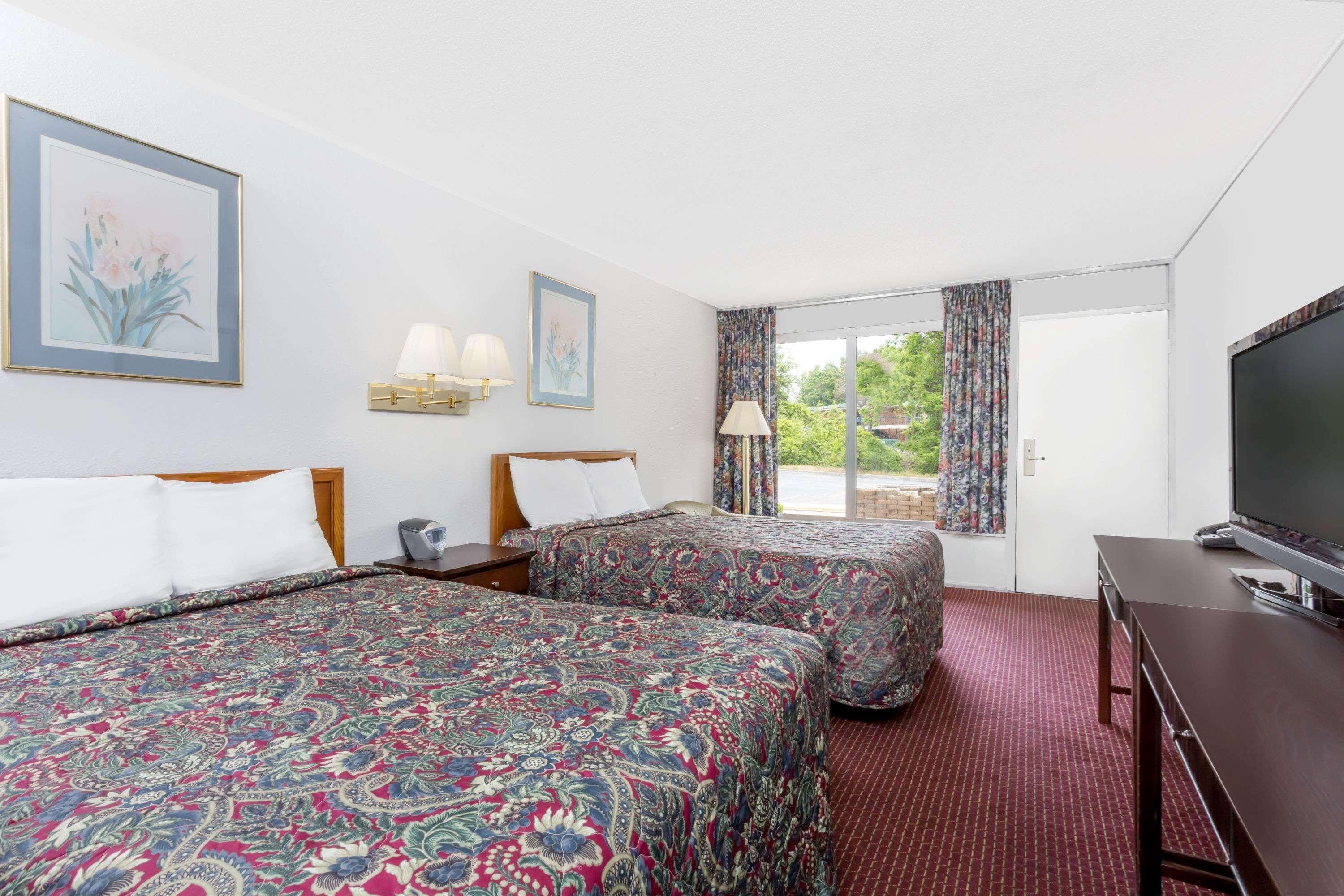 Days Inn By Wyndham Greensboro Airport Exterior foto